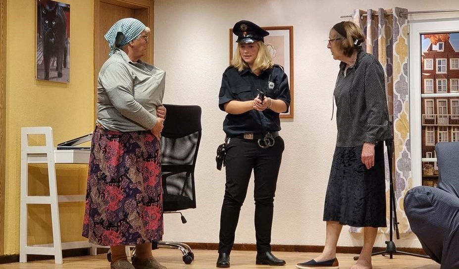 Was verbirgt „Alize“ Nettelstedt (Ilse Stelljes) denn da unter ihrem Rock? Polizistin Funja Fassner (Angelina Möller) ist skeptisch. Und was hat Sophie Krausbach (Karin Rußmeier) dazu zu sagen? Foto: cne