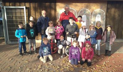 Die Grundschüler:innen in Selsingen können jetzt in den Pausen Einrad fahren. Foto: eb