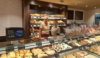 Silke Kück (li.) und Margarita Stecklein vom Bäckerei-Team freuen sich auf viele Besucher:innen in der neuen Filiale.