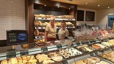 Silke Kück (li.) und Margarita Stecklein vom Bäckerei-Team freuen sich auf viele Besucher:innen in der neuen Filiale.