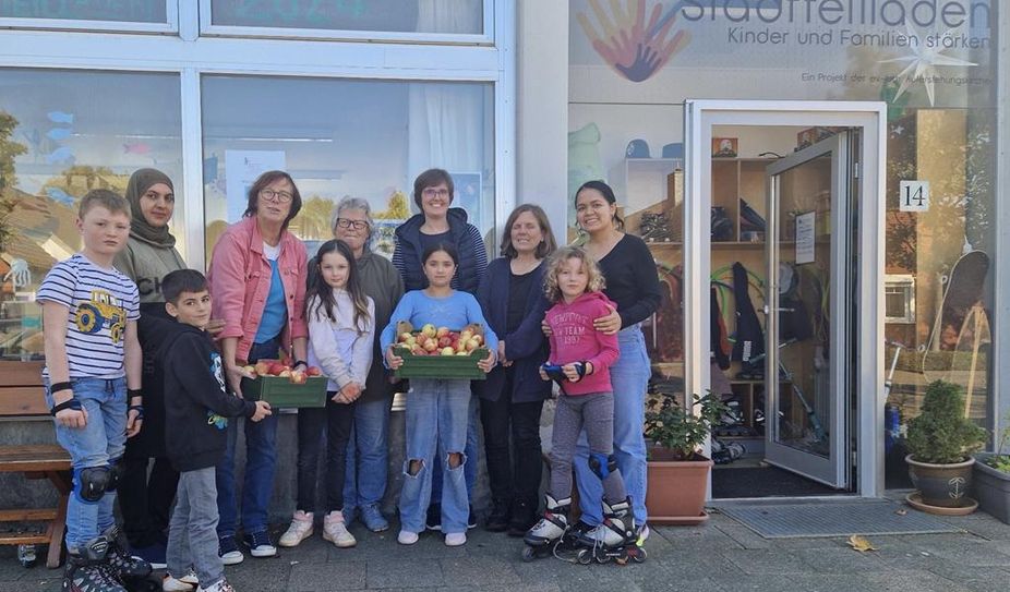 Die Kinder des Stadtteilladens freuen sich sehr über die leckeren Bio-Äpfel.