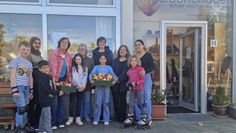 Die Kinder des Stadtteilladens freuen sich sehr über die leckeren Bio-Äpfel.
