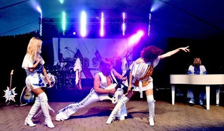 Die Band „Super Swede“ heizte dem Publikum ordentlich ein.