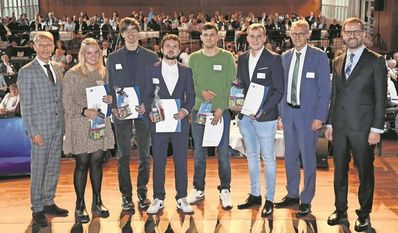 IHKN-Präsident Dr. Bernhard Brons (v. li.) mit den Geehrten Annalena Steffens, Jan-Peter Pape, Philip Kanitz, Hanno Feustel, Philipp von Schassen, sowie mit Matthias Kohlmann, Präsident der IHK Stade für den Elbe-Weser-Raum und Max-Martin Deinhard.