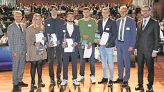 IHKN-Präsident Dr. Bernhard Brons (v. li.) mit den Geehrten Annalena Steffens, Jan-Peter Pape, Philip Kanitz, Hanno Feustel, Philipp von Schassen, sowie mit Matthias Kohlmann, Präsident der IHK Stade für den Elbe-Weser-Raum und Max-Martin Deinhard.