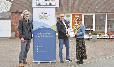 Andreas von Glahn (li.) mit Thomas Stutz, der die Urkunde an Anja Schlesselmann-Jansen überreichte.