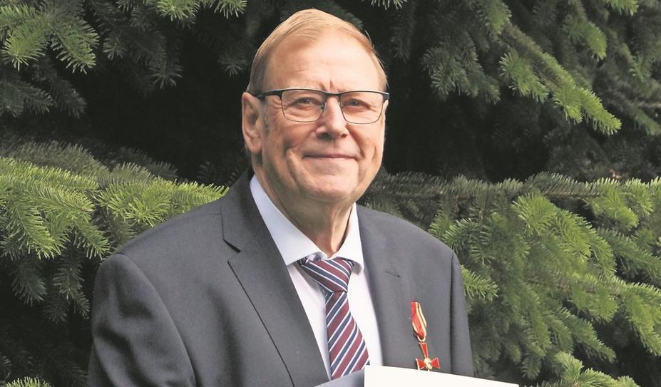 Sichtlich gerührt ist Herbert Buck von der Auszeichnung mit dem Bundesverdienstkreuz am Bande.