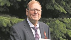 Sichtlich gerührt ist Herbert Buck von der Auszeichnung mit dem Bundesverdienstkreuz am Bande.