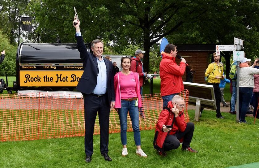 David McAllister eröffnete den dritten Oste-Triathlon offiziell mit einem Startschuss.