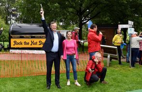 David McAllister eröffnete den dritten Oste-Triathlon offiziell mit einem Startschuss.