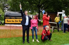 David McAllister eröffnete den dritten Oste-Triathlon offiziell mit einem Startschuss.
