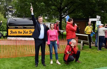 David McAllister eröffnete den dritten Oste-Triathlon offiziell mit einem Startschuss.