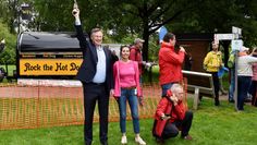 David McAllister eröffnete den dritten Oste-Triathlon offiziell mit einem Startschuss.