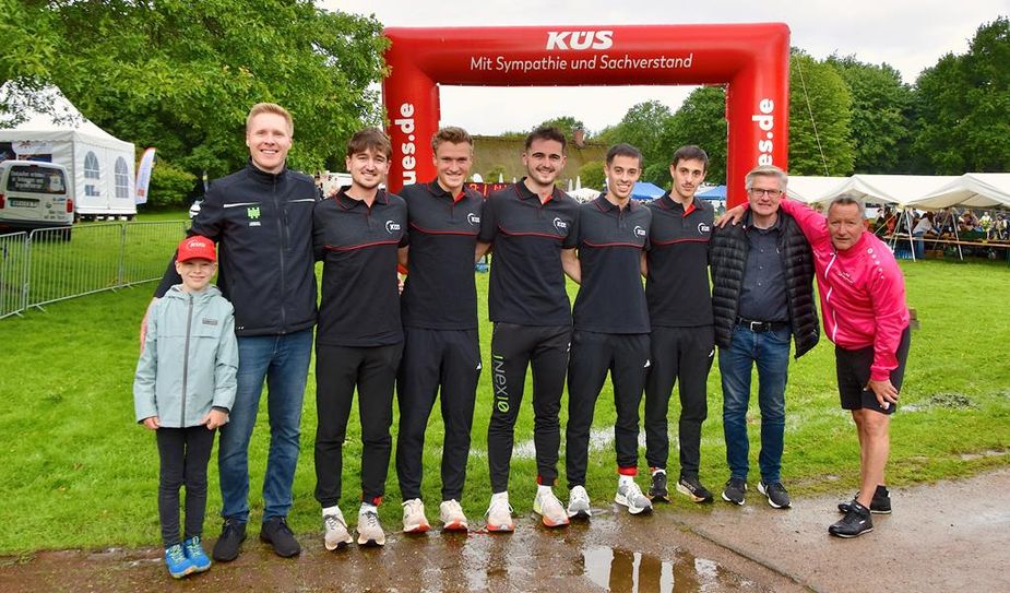 Das KŪS-Teamt-Quintett (Bildmitte) mit Bremervörder Kontaktleuten und Triathlon-Mitorganisator Thomas Wagner (rechts