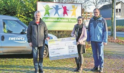 Der stellvertretende EWE-Betriebsratsvorsitzende der Region Bremervörde/Seevetal, Stefan Kück, überreichte symbolisch einen Spenden-Scheck an Sozialarbeiterin Sabine Schneider und Geschäftsführer und Pastor Stephan Dreytza.
