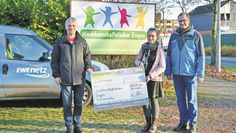 Der stellvertretende EWE-Betriebsratsvorsitzende der Region Bremervörde/Seevetal, Stefan Kück, überreichte symbolisch einen Spenden-Scheck an Sozialarbeiterin Sabine Schneider und Geschäftsführer und Pastor Stephan Dreytza.