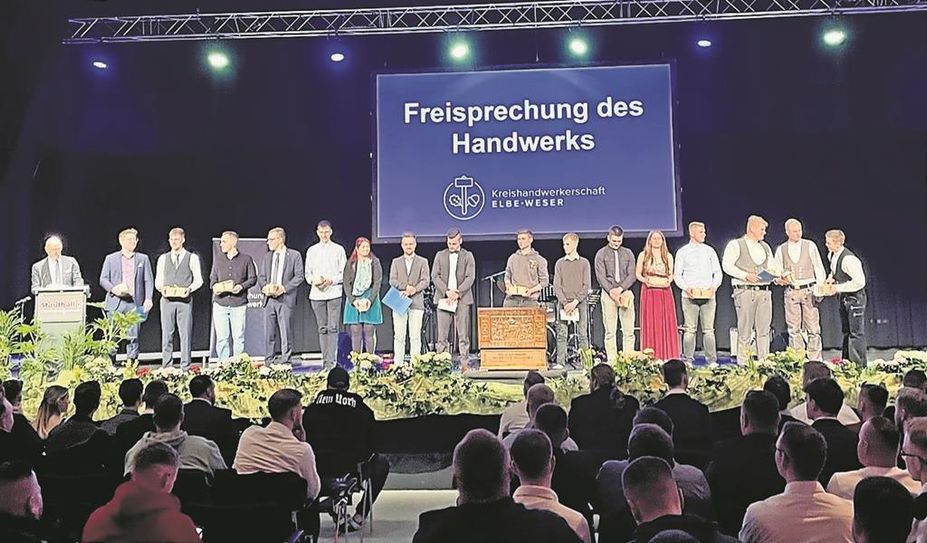 Auf der Bühne der Stadthalle:  Handwerksgesellinnen und Handwerksgesellen, die ihre Ausbildung mit Auszeichnung bestanden haben. Foto: akl