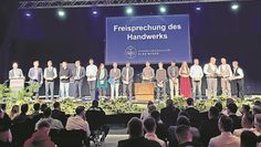 Auf der Bühne der Stadthalle:  Handwerksgesellinnen und Handwerksgesellen, die ihre Ausbildung mit Auszeichnung bestanden haben. Foto: akl