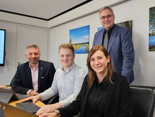 (v.l.) Dezernent Dr. Torsten Lühring, Robin Niederste-Ostholt aus dem Bauamt, Bauamtsleiterin Ayse Gül und Landrat Marco Prietz setzen im Bauamt auf die Digitalisierung der Verfahren