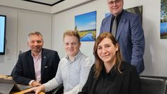 (v.l.) Dezernent Dr. Torsten Lühring, Robin Niederste-Ostholt aus dem Bauamt, Bauamtsleiterin Ayse Gül und Landrat Marco Prietz setzen im Bauamt auf die Digitalisierung der Verfahren