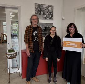 Das Team vom EIGENART Kunstraum um Anja Schlesselmann-Janssen (rechts) eröffnete mit der Zint-Ausstellung seinen Kultursommer.
