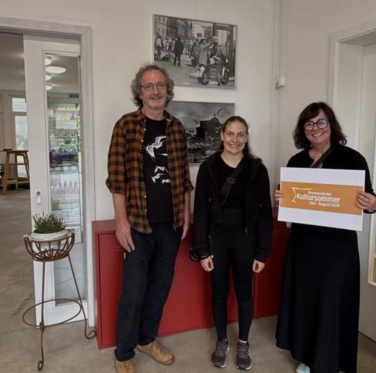 Das Team vom EIGENART Kunstraum um Anja Schlesselmann-Janssen (rechts) eröffnete mit der Zint-Ausstellung seinen Kultursommer.