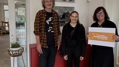Das Team vom EIGENART Kunstraum um Anja Schlesselmann-Janssen (rechts) eröffnete mit der Zint-Ausstellung seinen Kultursommer.