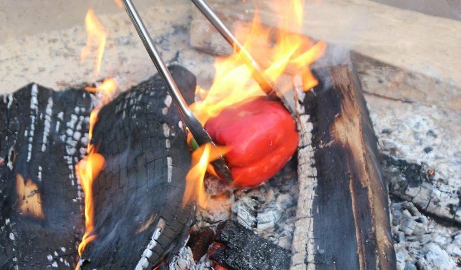 Auch Gemüse, wie hier die Paprika, kann problemlos im offenen Feuer gegart werden.
