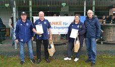(v. l.) TSV Vorsitzender Henry Springer bedankt sich bei Hans Jörg Peyke und Isabell Jungclaus für ihr Engagement, KSB Vorsitzender Rüdiger Sauer hatte die Geschenke dabei.