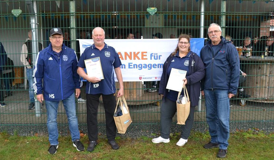 (v. l.) TSV Vorsitzender Henry Springer bedankt sich bei Hans Jörg Peyke und Isabell Jungclaus für ihr Engagement, KSB Vorsitzender Rüdiger Sauer hatte die Geschenke dabei.