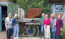 Präsentieren das große Jubiläumsfest am Pegasus-Kunstwerk: Die Initiatoren und Mitglieder des Kunstvereins Osterholz.