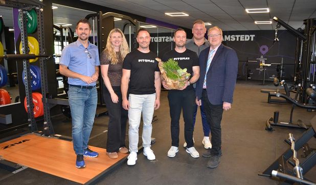 Die Brüder Gerrit Kapke und Hendrik Müller freuen sich gemeinsam mit Ehefrau Mona Kapke und Personal-Trainer Janosch Bieck,  über die Unterstützung seitens der Gemeinde und Samtgemeinde.