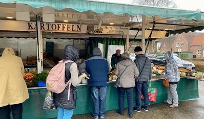 Marktbeschicker Harry Vorthmann möchte den Wochenmarkt gerne am jetzigen Standort behalten.