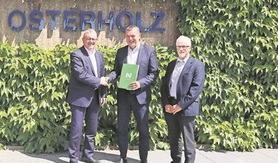 Landrat Bernd Lütjen mit Nehlsen-Prokurist Lutz Siewek und Werner Schauer, Leiter der Kreisabfallwirtschaft.