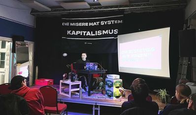 „Sozialpolitik darf eben nur so weit gehen, wie sie den Wirtschaftsstandort nicht gefährdet“ - Jerik Dikkerboom kritisiert die Machtstrukturen innerhalb der Demokratie.