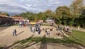 Auf dem großen Außengelände der Grundschule Engeo war beim Jubiläumsfest viel los.