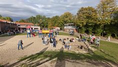 Auf dem großen Außengelände der Grundschule Engeo war beim Jubiläumsfest viel los.