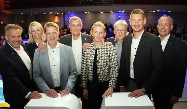 Volksbank-Vorstand Michael Kersting und Stefanie Kase (von links) umrahmen mit Jan Mackenberg (ganz rechts) die scheidenden und neuen Aufsichtsratsmitglieder.
