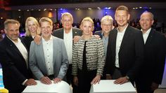 Volksbank-Vorstand Michael Kersting und Stefanie Kase (von links) umrahmen mit Jan Mackenberg (ganz rechts) die scheidenden und neuen Aufsichtsratsmitglieder.