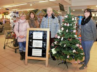Rebecca Hemeyer (v.r.) hatte zu der Aktion aufgerufen. Mitglieder des Beverstedter Seniorenbeirates Harald Sommerfeld, Gisela Nowak und Heidi Wendelken freuen sich über den großen Zuspruch.