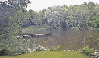 Der Ziegeleisee in Lamstedt lockt jährlich viele Besucher:innen an - auch tierische Gäste findet man hier.