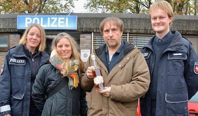 (rgp). Bei den Dreharbeiten zu „Sörensen fängt Feuer“ in Varel hat Bjarne Mädel sich über Benefiz-Aktionen und Spenden der „Vörder Seefee“ erkundigt. In seinem Film geht es um Einsamkeit. Mädel als auch „Vörder Seefee“, offizieller Likör der Stadt Bremervörde, möchten gerade auch jetzt noch einmal für das Thema sensibilisieren. Die nächste Charity-Spende für eine gemeinnützige Organisation in Bremervörde kommt im Frühjahr. Wann „Sörensen fängt Feuer“ im TV laufen wird, steht noch nicht fest. Unser Foto zeigt (v.l.) Schauspielerin Katrin Wichmann, „Seefee“ Katja Poppe, „Sörensen“ Bjarne Mädel und Schauspieler Leo Meier. Ein Interview mit Bjarne Mädel lesen Sie kurz vor der Ausstrahlung des Films im Anzeiger.