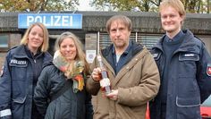 (rgp). Bei den Dreharbeiten zu „Sörensen fängt Feuer“ in Varel hat Bjarne Mädel sich über Benefiz-Aktionen und Spenden der „Vörder Seefee“ erkundigt. In seinem Film geht es um Einsamkeit. Mädel als auch „Vörder Seefee“, offizieller Likör der Stadt Bremervörde, möchten gerade auch jetzt noch einmal für das Thema sensibilisieren. Die nächste Charity-Spende für eine gemeinnützige Organisation in Bremervörde kommt im Frühjahr. Wann „Sörensen fängt Feuer“ im TV laufen wird, steht noch nicht fest. Unser Foto zeigt (v.l.) Schauspielerin Katrin Wichmann, „Seefee“ Katja Poppe, „Sörensen“ Bjarne Mädel und Schauspieler Leo Meier. Ein Interview mit Bjarne Mädel lesen Sie kurz vor der Ausstrahlung des Films im Anzeiger.