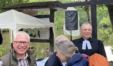 Matthias Rowold und Günter Köck vom AKM begrüßen Frau Pastorin Martina Servatius und Pfarrer Andreas Spelmeyer