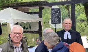 Matthias Rowold und Günter Köck vom AKM begrüßen Frau Pastorin Martina Servatius und Pfarrer Andreas Spelmeyer