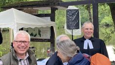 Matthias Rowold und Günter Köck vom AKM begrüßen Frau Pastorin Martina Servatius und Pfarrer Andreas Spelmeyer