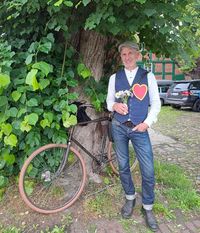 Marco Köhn fungierte als „Wegweiser“ für den Oldtimerbus, in dem die Jury die Ortschaft erkundete.