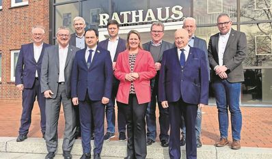 Maksym Dyrdin (vorne links) und sein Vater Yevhen Dyrdin (vorne rechts) zeigten sich bei ihrem Besuch sehr dankbar.