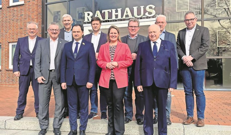 Maksym Dyrdin (vorne links) und sein Vater Yevhen Dyrdin (vorne rechts) zeigten sich bei ihrem Besuch sehr dankbar.