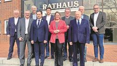 Maksym Dyrdin (vorne links) und sein Vater Yevhen Dyrdin (vorne rechts) zeigten sich bei ihrem Besuch sehr dankbar.